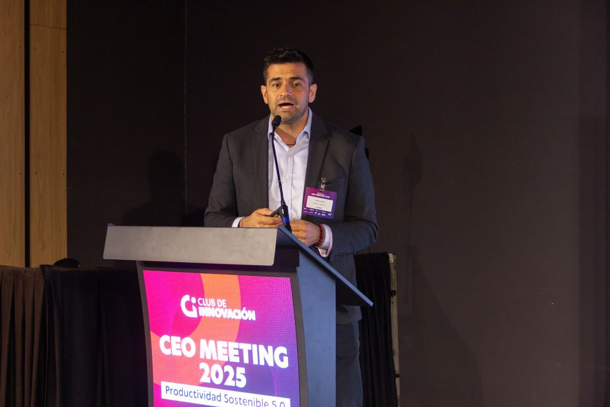 Speaker en el escenario de CEO Meeting 2025